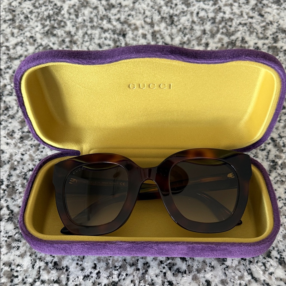 Gucci Oversized Tortoise Havana Wayfarer Sunglasses with Purple Case